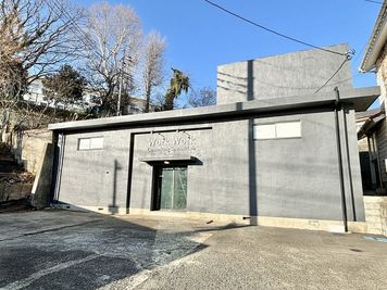 広々オープンスペースが各個室の中心にあります。
左側に複合機、右側に各種ケーブル、文房具、電子レンジ、冷蔵庫等があります。 - WorkWork　 完全個室ブース Iの外観の写真