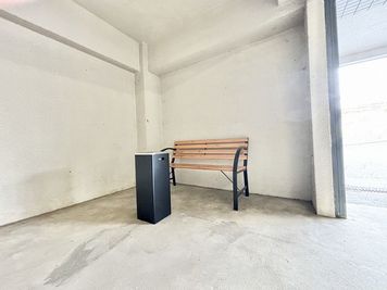 隣の建物の駐車場に喫煙スペースがあります。
屋根付きなので雨の日も安心です。 - WorkWork　 完全個室ブース Iの設備の写真