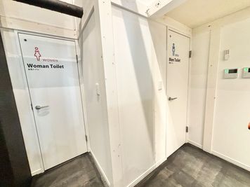 男女別のおトイレ完備。 - WorkWork　 完全個室ブース Iの設備の写真