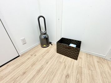 空気清浄機付きの温冷風機（冷暖房機）で快適、グレーの箱の中にあるリモコンで操作します。 - WorkWork　 完全個室ブースEの室内の写真