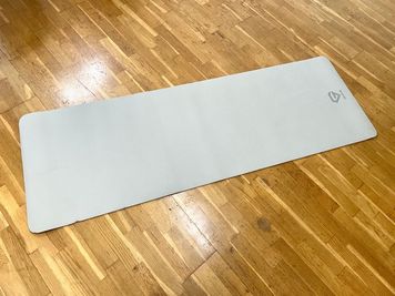 ヨガマット
サイズ：（約）183×61cm、厚み6mm
カラー：ライトグレー

その他、厚みが1cmのものもご用意があります。(カラー：ライトグレー・ピンク)
 - BPstudio 撮影スタジオ・貸しスペースの設備の写真