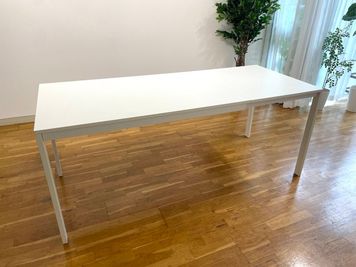 伸長式テーブル白1台
長さ：最小120 cm、最大180 cm
幅：75 cm
高さ：73 cm

※画像は180cm時のサイズになります - BPstudio 撮影スタジオ・貸しスペースの室内の写真