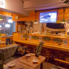 焼鳥MOZU 西海岸風ROOM カフェの室内の写真