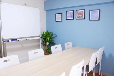 【吉祥寺駅徒歩1分！12名利用可】プロジェクター・大型モニター・ホワイトボード・WiFiすべて無料！ふれあい貸し会議室 吉祥寺A - ふれあい貸し会議室 吉祥寺エクセレンス