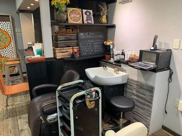 充実した備品！備品詳細は、よくある質問確認してね〜 - スパジオ　イルベント 美容室設備付き、マッサージ、休息、カウンター併設レンタルスペースの室内の写真