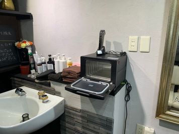 タオルウォーマー、その他備品は、よくある質問確認お願いします。 - スパジオ　イルベント 美容室設備付き、マッサージ、休息、カウンター併設レンタルスペースの設備の写真