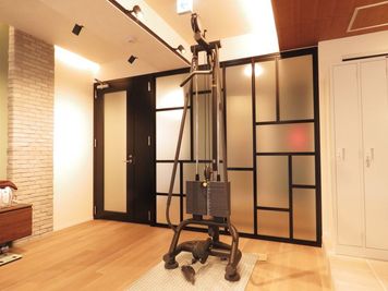 エコニアレンタルサロン GYMトレーニング・キッチン付きスペースの室内の写真
