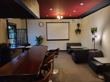 Mスペース寄居 貸し切りカフェやバーのように使えます。プロジェクター・Wi-Fiの室内の写真
