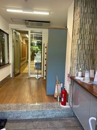 建物入口です。ここで靴を脱いでください。 - リプルナサロン レンタルスペース・貸し会議室の入口の写真