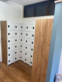 建物入口の中に靴箱があります。ここで靴からスリッパに履き替えてください。 - リプルナサロン レンタルスペース・貸し会議室の入口の写真
