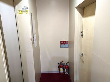 1Fエレベーター前に共同トイレがあります。 - 田中ビル301号 【多目的スペース】 ニューリド南浦和 (休憩や会議室に)の設備の写真