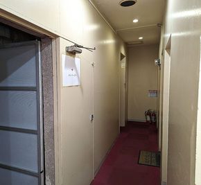 建物入り、右手奥がエレベーターになります。 - 田中ビル301号 【多目的スペース】 ニューリド南浦和 (休憩や会議室に)の室内の写真