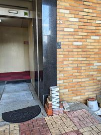 建物入口に傘立てがあります。 - 田中ビル301号 【多目的スペース】 ニューリド南浦和 (休憩や会議室に)の入口の写真