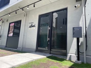 店舗前は芝生エリア。 - T&Space ilmi (イルミ)の外観の写真
