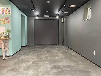 会場真ん中にはロールスクリーンがあり、2部屋にわけることができます。 - T&Space ilmi (イルミ)の室内の写真