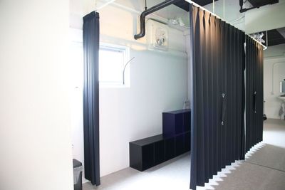 カーテンで仕切れる更衣室あり - KILIG DANCE STUDIO、レンタルスタジオ レンタルスタジオ、多目的スペースの設備の写真