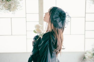 たっぷりの自然光を背景に - studio owl（スタジオオウル）浅草橋店｜撮影スタジオ かすみ草とドライフラワーに囲まれた本格的デザイナーズ撮影スタジオの室内の写真