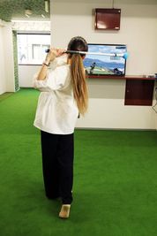 smartTVで動画視聴も可能 - ちょこっと⛳ゴルフ パター練習場つきミーティングスペースの室内の写真