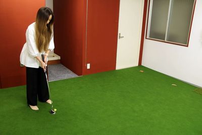 傾斜の効いたショートパット - ちょこっと⛳ゴルフ パター練習場つきミーティングスペースの室内の写真