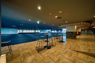 エントランスフロアにはハイチェアとテーブルのセットが18名分配置。 - IKUSA ARENA 研修×懇親会×アクティビティの体験施設　IKUSA ARENAの設備の写真