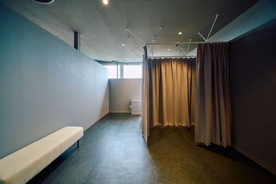 間仕切りが3つある更衣室 - IKUSA ARENA 研修×懇親会×アクティビティの体験施設　IKUSA ARENAの設備の写真