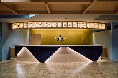 カウンター内部は棚が設置されており、受付場所やクロークなど様々な用途で利用できます。 - IKUSA ARENA 研修×懇親会×アクティビティの体験施設　IKUSA ARENAの室内の写真