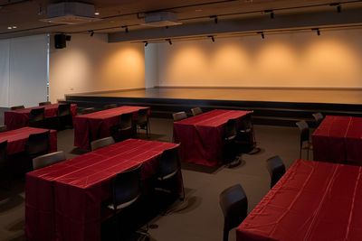 テーブルクロスの用意あり（有料）、照明調光可でパーティー・懇親会利用にも対応。 - IKUSA ARENA 研修×懇親会×アクティビティの体験施設　IKUSA ARENAの室内の写真