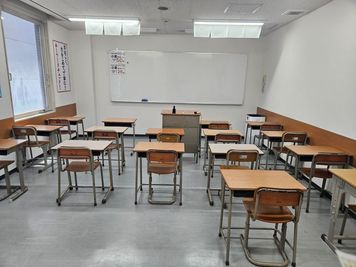 ＜英進館小倉本館レンタルスペース305教室＞【OPEN SALE 3/31まで】16名収容教室💺セミナー/会議/ボードゲーム - 【英進館小倉本館レンタルスペース】