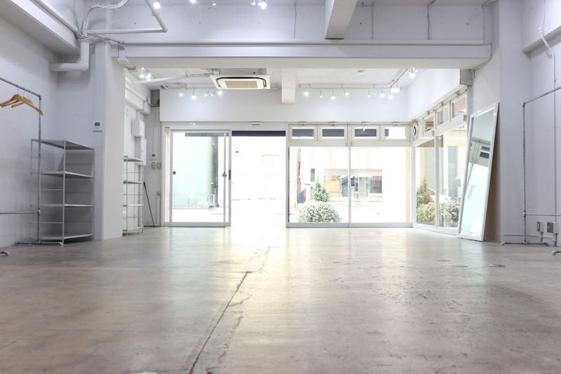 白を基調とした25坪の落ち着いた雰囲気の駐車場付き路面スペース - レンタルスペース 「plage」