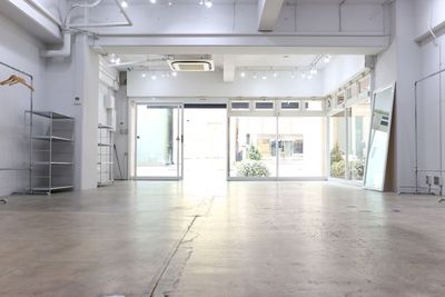 【本町駅4分】路面で駐車場2台付き / 展示会やポップアップに最適 / ガラス張りで開放感のある25坪の落ち着いたスペース - レンタルスペース 「plage」
