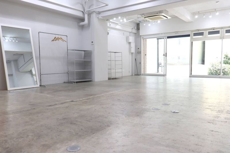 白を基調とした25坪の落ち着いた雰囲気の駐車場付き路面スペース - レンタルスペース 「plage」