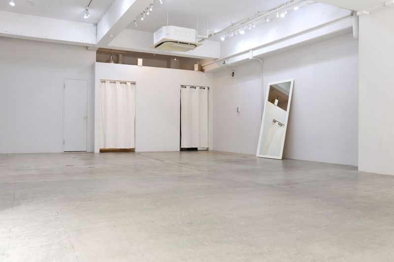 白を基調とした25坪の落ち着いた雰囲気の駐車場付き路面スペース - レンタルスペース 「plage」