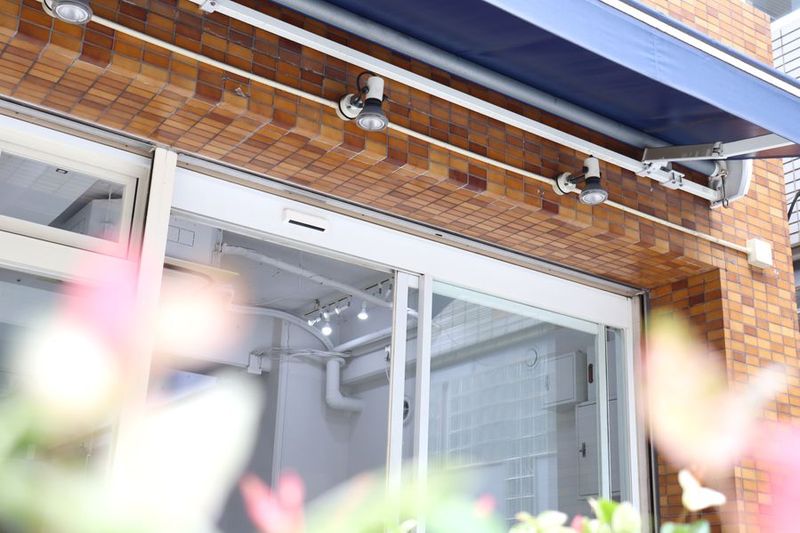 白を基調とした25坪の落ち着いた雰囲気の駐車場付き路面スペース - レンタルスペース 「plage」