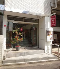 ４階建ての１階がギャラリーとなっており、路面のスペースは、ガラスのドアが入口です。ポスター掲示板もございます。 - ギャラリー　紅椿それいゆ ギャラリー紅椿それいゆの入口の写真