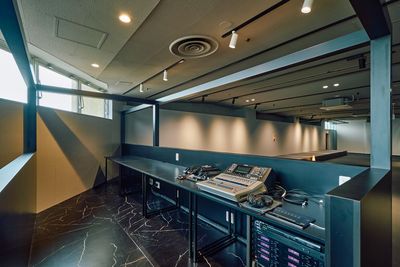 ステージ、フロア全体に響く音響設備がある音響スペース。BOXになっているのでDJブースとしても。 - IKUSA ARENA 研修×懇親会×アクティビティの体験施設　IKUSA ARENAの設備の写真