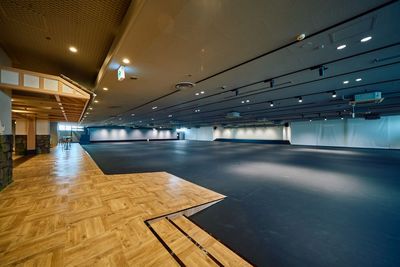 エレベーター開いたらすぐ、エントランスホールとメインフロアが一続きで広がっています。 - IKUSA ARENA 研修×懇親会×アクティビティの体験施設　IKUSA ARENAの室内の写真