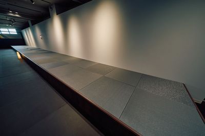 フロア左右にある小上がりスペース。飲食・休息スペースとしてご利用いただけます。 - IKUSA ARENA 研修×懇親会×アクティビティの体験施設　IKUSA ARENAの室内の写真