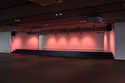 照明は全色調光可、ステージとフロアそれぞれで設定できるため、会場全体で照明演出ができます。 - IKUSA ARENA 研修×懇親会×アクティビティの体験施設　IKUSA ARENAの室内の写真