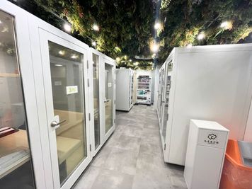 店内は緑に装飾されたおしゃれな空間になっております。 - FEEEP 学芸大学駅東口店 FEEEP 学芸大学駅東口店｜勉強会用レンタルスペースの外観の写真
