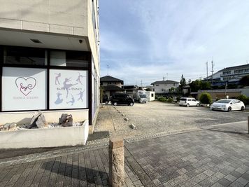 無料駐車場（ビルに面した側のみ）、最大5台 - ♡byC Dance Studio レンタルスタジオの設備の写真