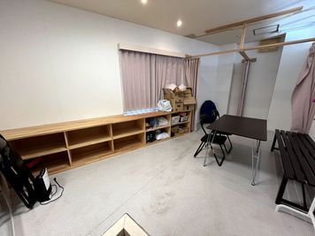 更衣室内（間仕切りカーテン２カ所）、荷物棚 - ♡byC Dance Studio レンタルスタジオの設備の写真