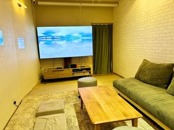 部屋の真ん中のカーテンで仕切ると、2室として利用することもできます。 - シエスタ烏丸 〈シエスタ烏丸〉【1名～10名様専用】の室内の写真