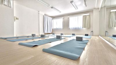 【ヨガマット10枚分の広さ】少人数でも大人数でも窮屈感なく快適にご利用いただけます。(備品でご用意しているヨガマットは8枚です） - SOLARI Rental Studio 日本橋 SOLARI レンタルスタジオ 日本橋の室内の写真