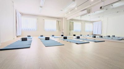【ヨガマット10枚分の広さ】少人数でも大人数でも窮屈感なく快適にご利用いただけます。(備品でご用意しているヨガマットは8枚です） - SOLARI Rental Studio 日本橋 SOLARI レンタルスタジオ 日本橋の室内の写真
