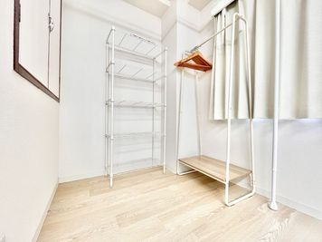カーテンで仕切ってお使いいただける更衣スペースもご用意しています。荷物おき用ラック、ハンガーラックを設置しています。 - SOLARI Rental Studio 日本橋 SOLARI レンタルスタジオ 日本橋の室内の写真