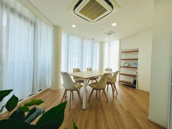 眩しさ、暑さも考慮した遮熱性能のカーテンを取付ています。 - lesson room Neues(ノイエス）の室内の写真