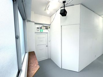 レンタルスペース入り口とキッチン兼フィッティングルーム入り口 - Vearthの室内の写真