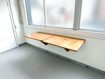 壁備え付けテーブル折り畳み式 2個

壁備え付けのテーブル1個のサイズ
W:約790mm×Ｄ:約590mm×Ｈ:約730mm - Vearthの室内の写真