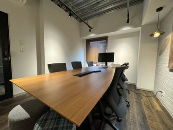 【モニターはHDMI接続可能になり、Type-C変換機がございます。その他の変換機はお持ち込みください。】 - 【閉店】BizMiiX Yodoyabashi 【閉店】606の室内の写真