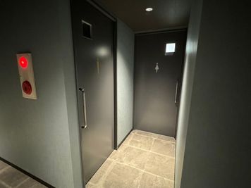 【男子トイレ：個室１、小便器１／女子トイレ：個室１】 - 【閉店】BizMiiX Yodoyabashi 【閉店】room Bの室内の写真